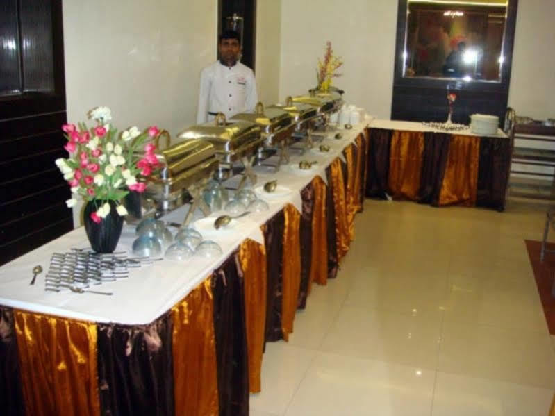 Hotel Poonam Plaza Agra  Zewnętrze zdjęcie